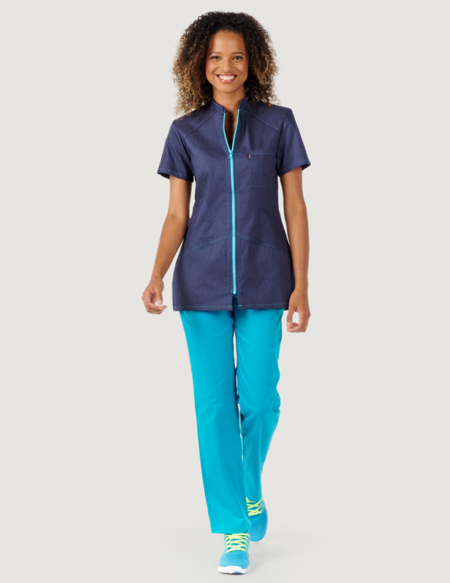 Bonnie jeans océan - Blouse médicale en jeans Marque Belissa - Vue de face portée avec pantalon bleu océan