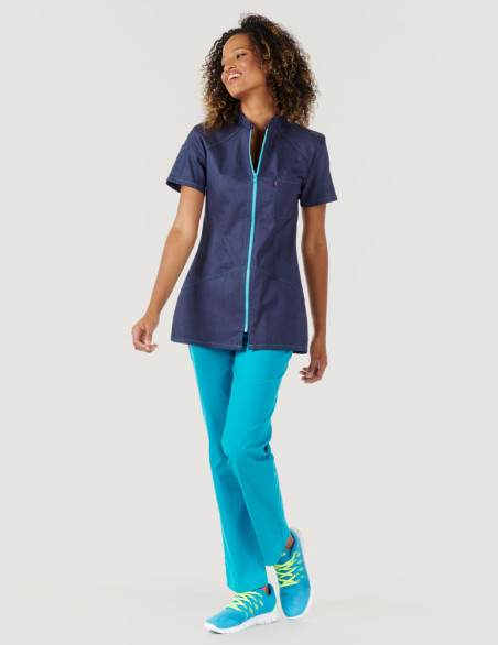 Blouse médicale en jeans Bonnie - Marque Belissa - Vue de face avec pantalon bleu océan
