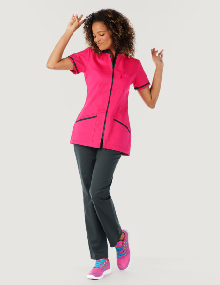 Blouse médicale femme Celia couleur rose framboise et ardoise - Made in France by Belissa vue porté avec pantalon ardoise