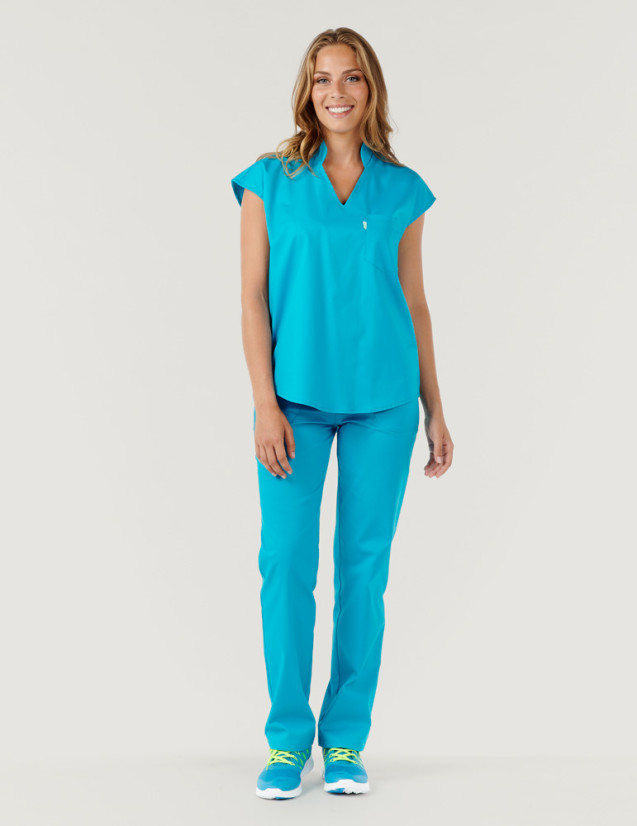 Tunique médicale femme Iris couleur bleu océan in France by Belissa - vue portée avec pantalon bleu océan