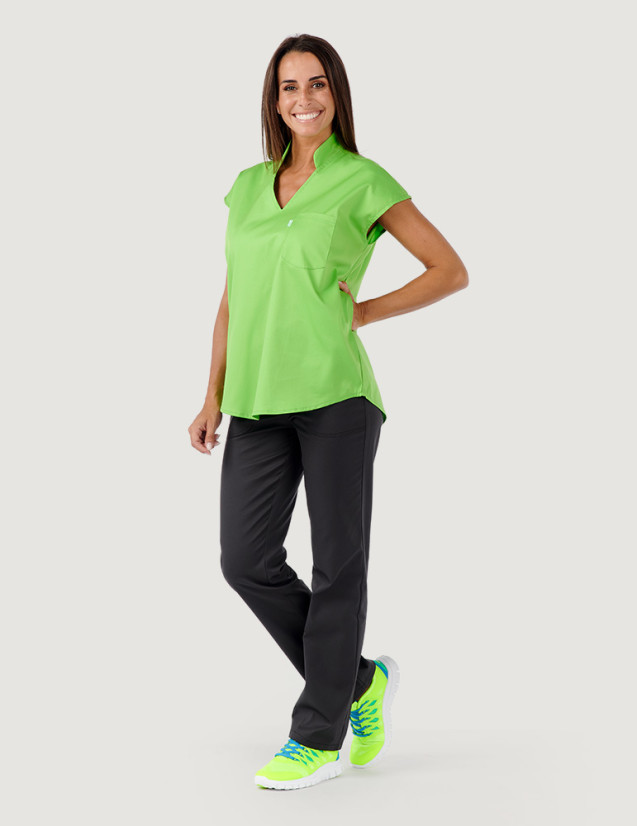 Tunique médicale femme Iris couleur pomme Made in France by Belissa - vue portée avec pantalon ardoise