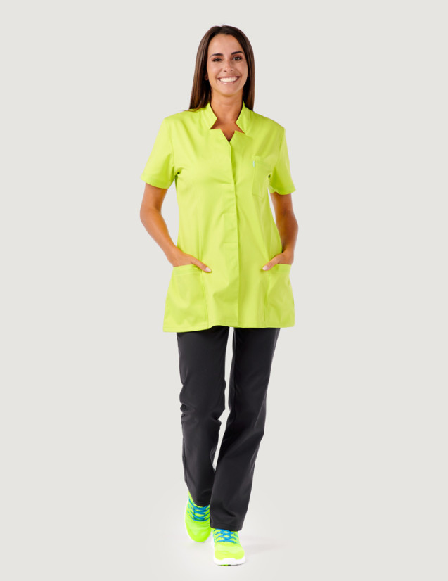 Blouse médicale Starla couleur anis pour femme - Made in France by Belissa - vue portée avec pantalon ardoise