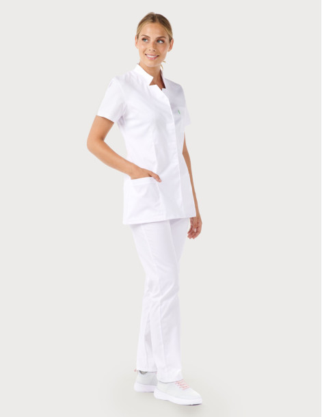 Une Vue De Face Jeune Femme Médecin En Costume Médical Blanc Et