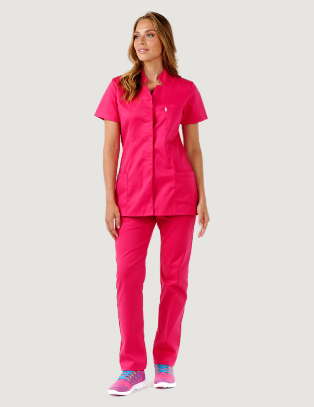 Uniforme médical femme couleur framboise constitué d'une blouse Starla et d'un pantalon médical Belissa