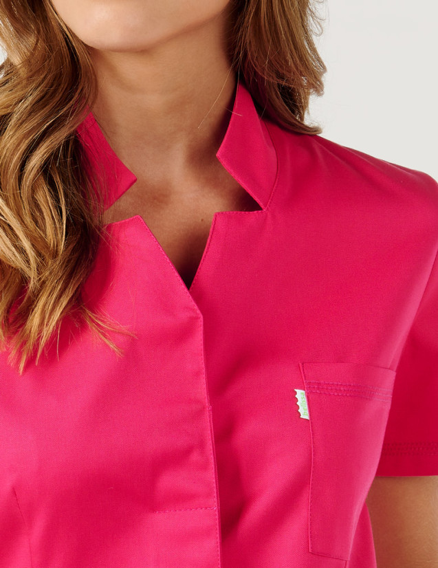 Détail encolure blouse médicale femme Starla couleur framboise