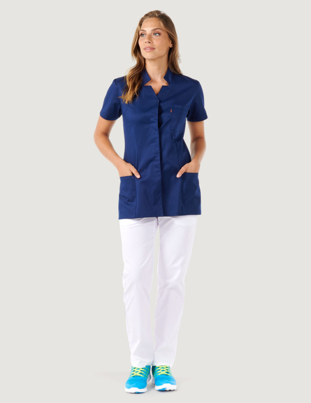 Blouse médicale Starla couleur marine pour femme - Made in France by Belissa - vue portée avec pantalon blanc