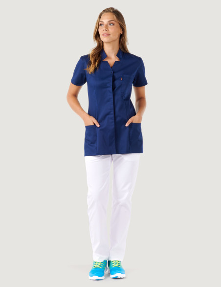 Blouse médicale Starla couleur marine pour femme - Made in France by Belissa - vue portée avec pantalon blanc