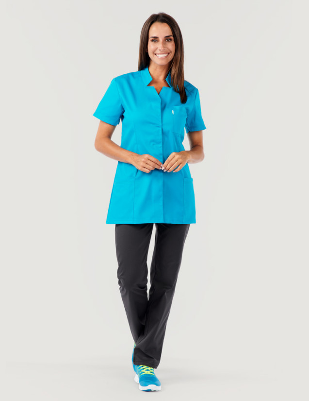 Blouse médicale Starla couleur bleu océan pour femme - Made in France by Belissa - vue portée avec pantalon ardoise