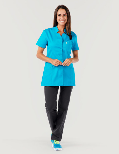 Blouse médicale Starla couleur bleu océan pour femme - Made in France by Belissa - vue portée avec pantalon ardoise