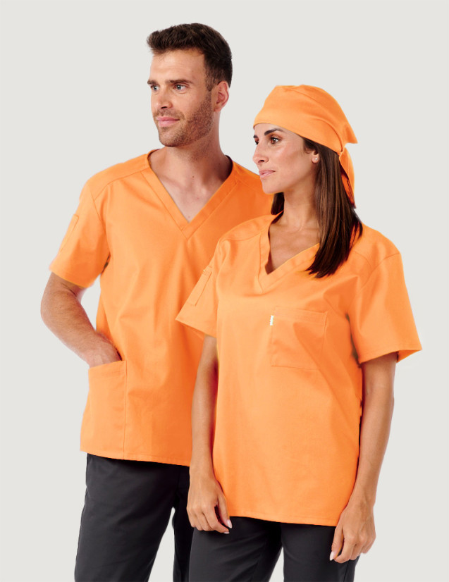 Tunique médicale unisexe col en V - Marque Belissa - Couple en blouse médicale col en V Pablo couleur abricot et bandana assorti