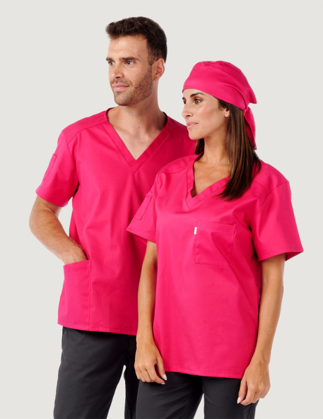 Tunique médicale unisexe col en V - Marque Belissa - Couple homme et femme en blouse médicale col en V Pablo couleur framboise
