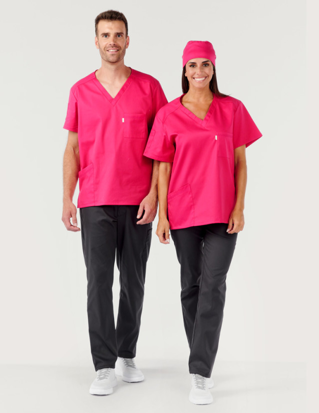 Couple dentiste en blouse médicale unisexe Pablo col en V - Marque Belissa - couleur framboise avec pantalon ardoise