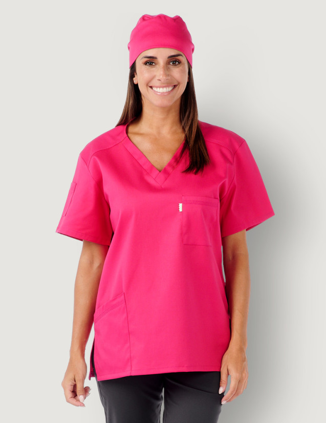 Tunique médicale unisexe col en V - Marque Belissa - Portée par une femme dentiste - Modèle Pablo couleur framboise