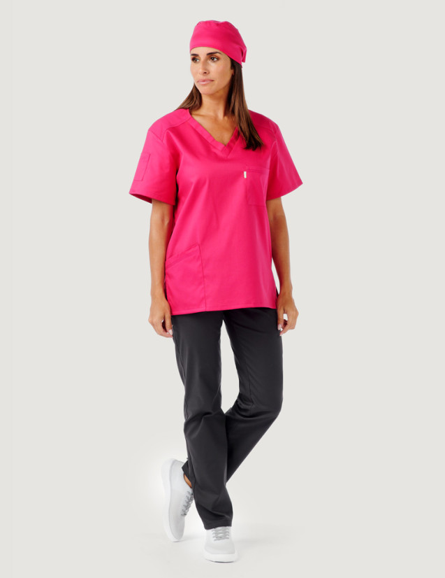 Tunique médicale unisexe col en V - Marque Belissa - Modèle Pablo framboise porté avec un pantalon couleur ardoise et calot