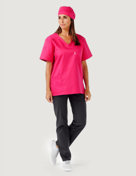 Tunique médicale unisexe col en V - Marque Belissa - Modèle Pablo framboise porté avec un pantalon couleur ardoise et calot