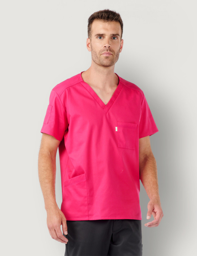 Tunique médicale unisexe col en V - Marque Belissa - Portée par un dentiste - Modèle Pablo couleur framboise