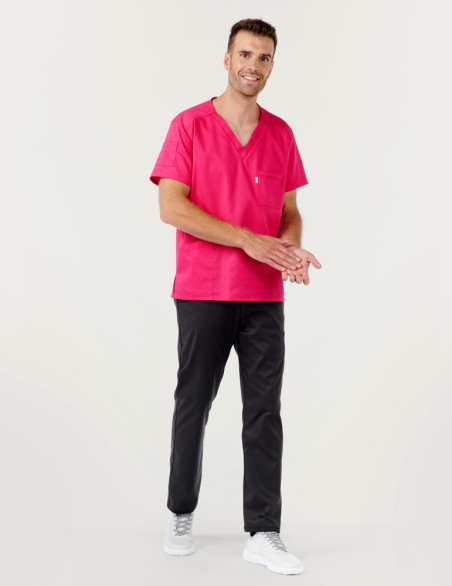 Tunique médicale unisexe col en V - Marque Belissa - Modèle Pablo framboise porté avec un pantalon couleur ardoise