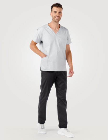 Tunique médicale unisexe col en V - Marque Belissa - Modèle Pablo gris porté avec un pantalon couleur ardoise