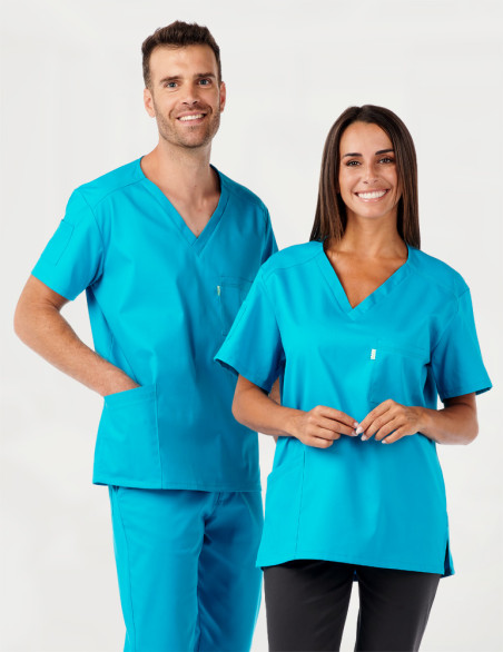 Tunique médicale unisexe col en V - Marque Belissa - Couple homme et femme en blouse médicale col en V Pablo couleur Océan