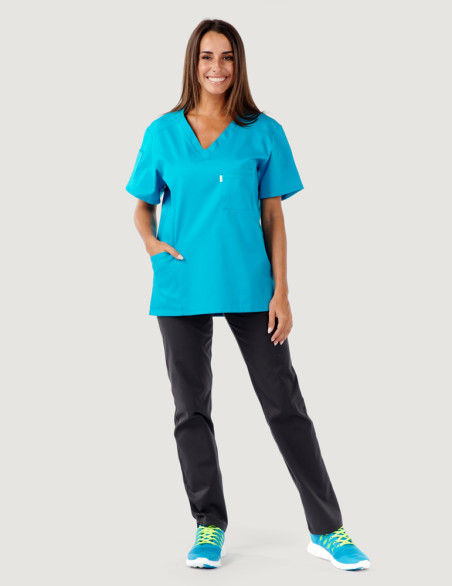 Tunique médicale unisexe col en V - Marque Belissa - Modèle Pablo bleu océan porté avec un pantalon couleur ardoise