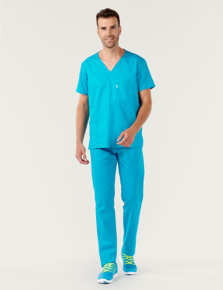 Tunique médicale unisexe col en V - Marque Belissa - Modèle Pablo bleu océan porté avec un pantalon coordonné couleur océan