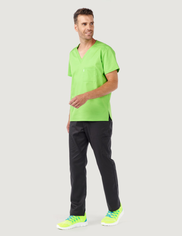 Tunique médicale unisexe col en V - Marque Belissa - Modèle Pablo vert pomme porté avec un pantalon couleur ardoise
