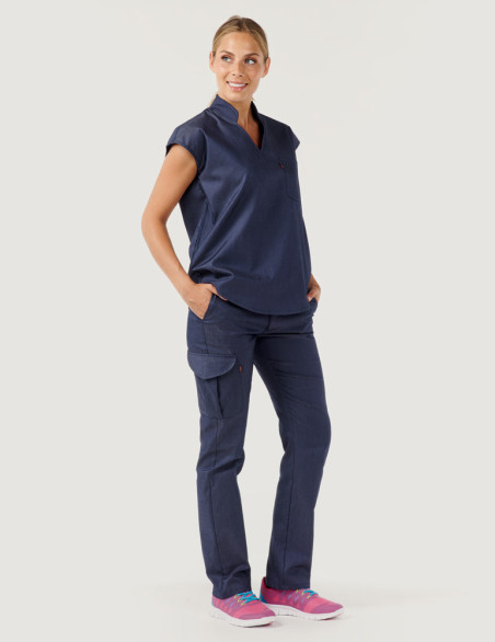 Uniforme médical Iris jeans pour femme encolure en V et col Mao porté par une dentiste femme - Vue buste - Marque Belissa