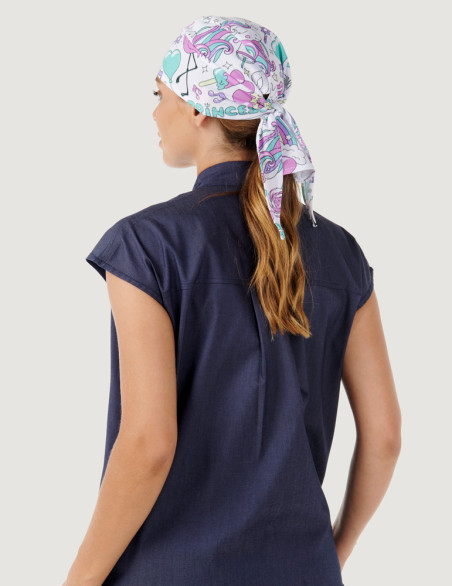 Tunique médicale Iris jeans pour femme encolure en V et col Mao porté par une dentiste femme - Vue de dos - Marque Belissa