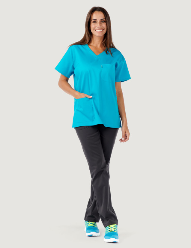 Femme en tunique médicale manches courtes Jules - Couleur bleu océan avec pantalon couleur ardoise - Marque Belissa Femme en tunique médicale manches courtes Jules - Couleur bleu océan avec pantalon couleur ardoise - Marque Belissa