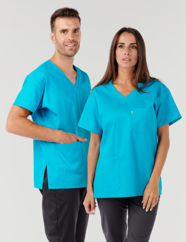 Couple en tuniques médicales manches courtes Jules - couleur bleu océan - marque Belissa - Made in france Couple en tuniques médicales manches courtes Jules - couleur bleu océan - marque Belissa - Made in france