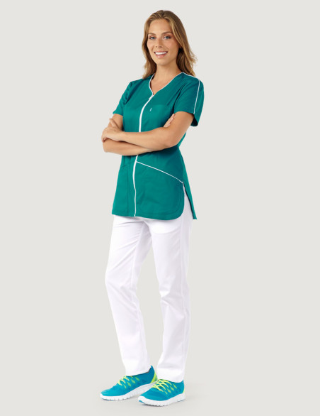Blouse médicale femme Vic Bleu Canard-Blanc by Belissa vue portée avec pantalon blanc