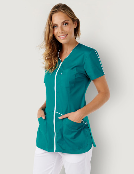 Blouse médicale femme Vic Bleu Canard-Blanc by Belissa vue portée par une pharmacienne mains dans les poches