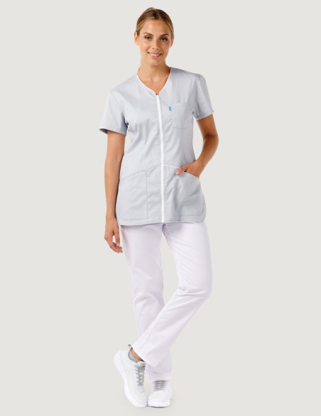 Blouse medicale femme Vic Gris-Blanc by Belissa vue portée avec pantalon blanc