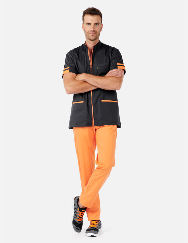 Blouse médicale homme Marley ardoise-anis by Belissa - Vue portée avec pantalon couleur abricot