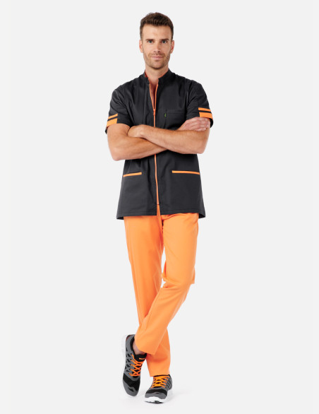 Blouse médicale homme Marley ardoise-anis by Belissa - Vue portée avec pantalon couleur abricot