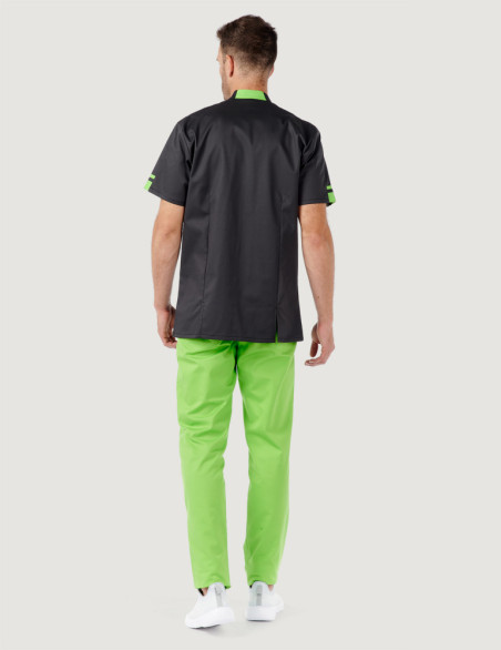Blouse médicale homme Marley ardoise-anis by Belissa - Vue de dos portée avec pantalon couleur vert pomme