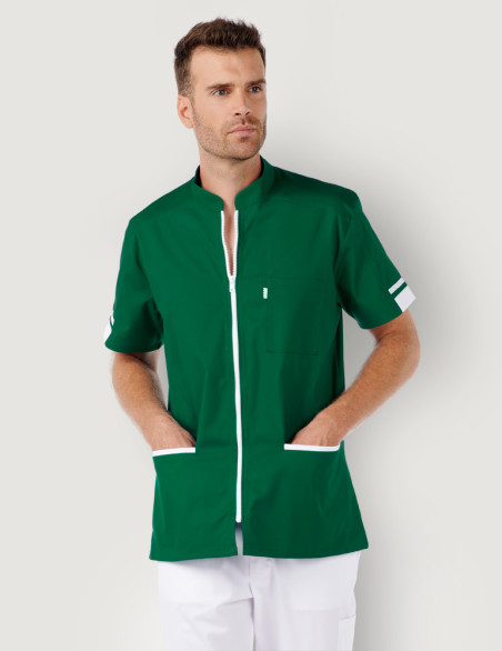 Blouse médicale homme Marley couleur Vert forêt-Blanc - Marque Belissa vue portée par pharmacien avec les mains dans les poches