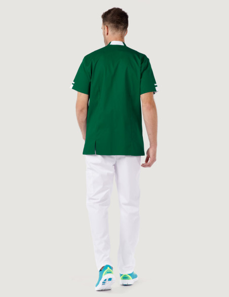 Blouse médicale homme Marley couleur Vert forêt-Blanc - Marque Belissa vue de dos portée avec pantalon blanc