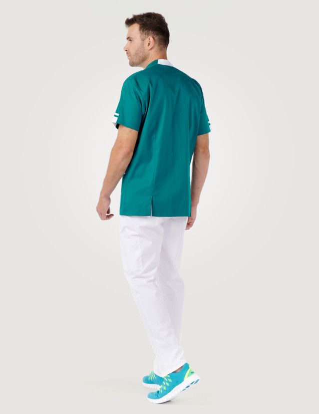 Blouse médicale homme Marley couleur canard-Blanc - Marque Belissa vue de dos portée avec pantalon blanc Blouse médicale homme Marley couleur canard-Blanc - Marque Belissa vue de dos portée avec pantalon blanc