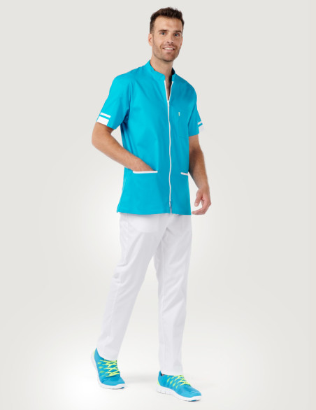 Blouse médicale homme Marley couleur Bleu Océan-Blanc - Marque Belissa vue de dos portée avec pantalon blanc