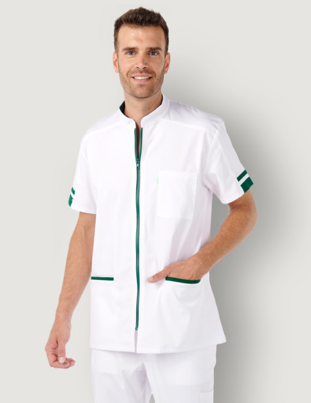 Blouse médicale homme Marley blanc-vert forêt by Belissa - Vue portée par un pharmacien
