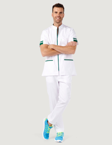 Blouse médicale homme Marley blanc-vert forêt by Belissa - Vue portée avec pantalon blanc