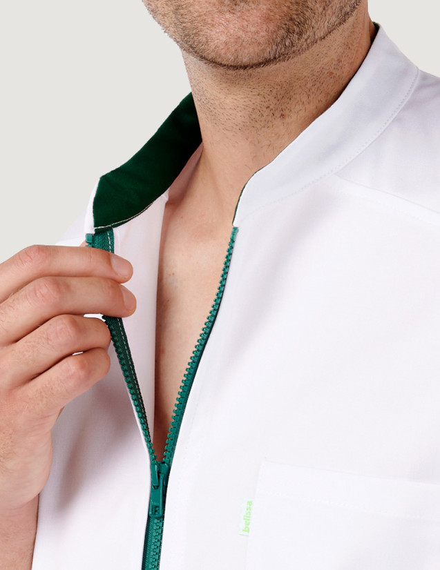 Détail col blouse médicale homme Marley blanc-vert forêt by Belissa Détail col blouse médicale homme Marley blanc-vert forêt by Belissa
