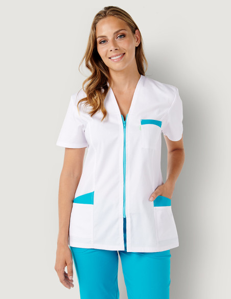 Blouse médicale femme Louise Blanc-Bleu océan Made in France by Belissa - Vue portée par pharmacienne