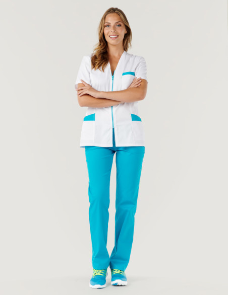 Blouse médicale femme Louise Blanc-Vert pomme Made in France by Belissa - Vue portée avec pantalon bleu océan