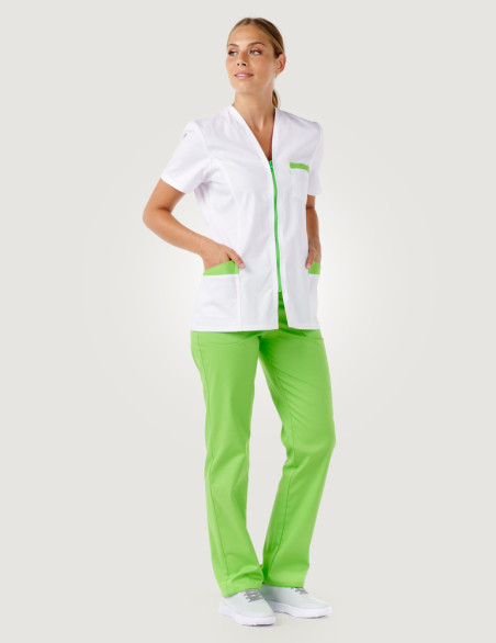 Blouse médicale femme Louise Blanc-Vert pomme Made in France by Belissa - Vue portée avec pantalon vert pomme