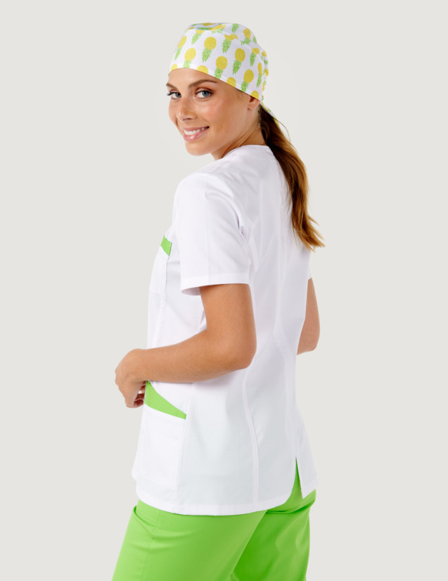 Blouse médicale femme Louise Blanc-Vert pomme - Marque Belissa - Vue 3/4 dos - Portée avec calot motifs ananas Blouse médicale femme Louise Blanc-Vert pomme - Marque Belissa - Vue 3/4 dos - Portée avec calot motifs ananas