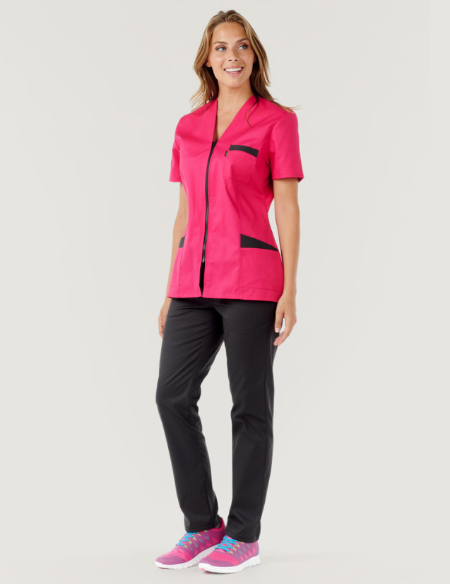 Blouse médicale femme Louise Rose Framboise-Ardoise Made in France by Belissa - portée avec un pantalon couleur ardoise