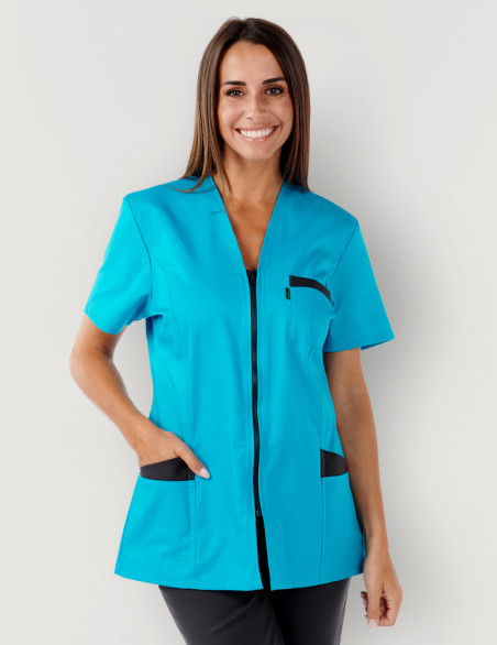 Blouse médicale femme Louise Bleu Océan-Ardoise Made in France by Belissa - vue portée par une pharmacienne
