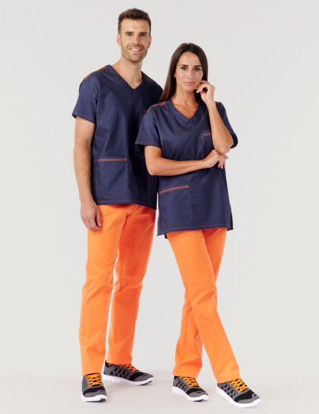 Blouse médicale en jeans modèle Jules - Coupe unisexe - Portée avec pantalon couleur abricot